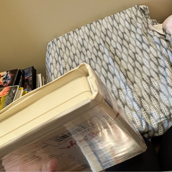 We're Back! A Dinosaur's Story VHS - Picture 3 of 4